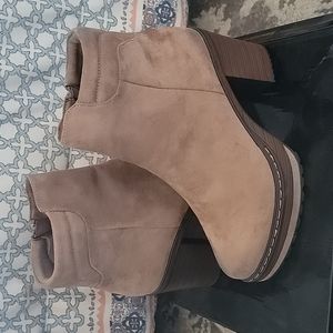 New in Box Pierre Dumas Platform Booties size 9